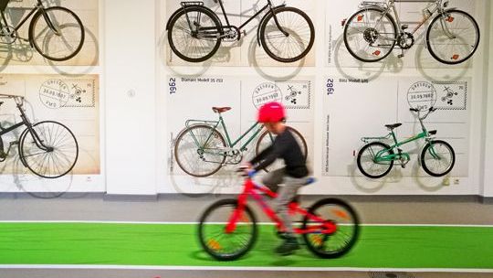 Kind auf Fahrradparcours in der Sonderausstellung