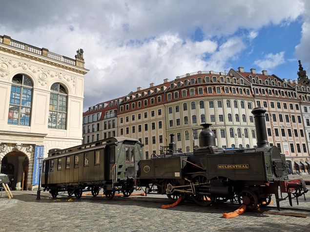Die Dampflok Muldenthal und der Mathildenwagen auf dem Neumarkt während des Umbaus der Ausstellung Schienenverkehr 2019