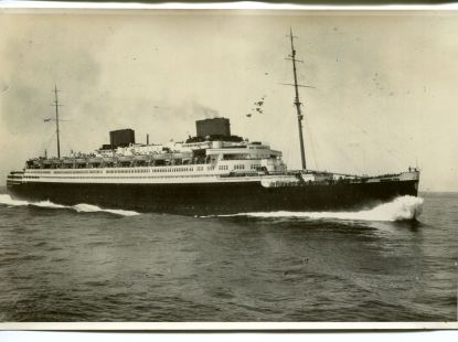 Ein altes schwarz-weiß Foto mit einem Schiff auf hoher See.