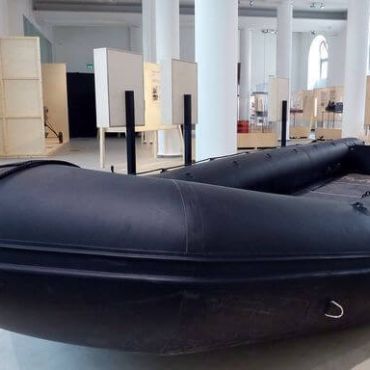 Zentrales Objekt ist ein acht Meter langes Festrumpfschlauchboot aus dem Mittelmeer.