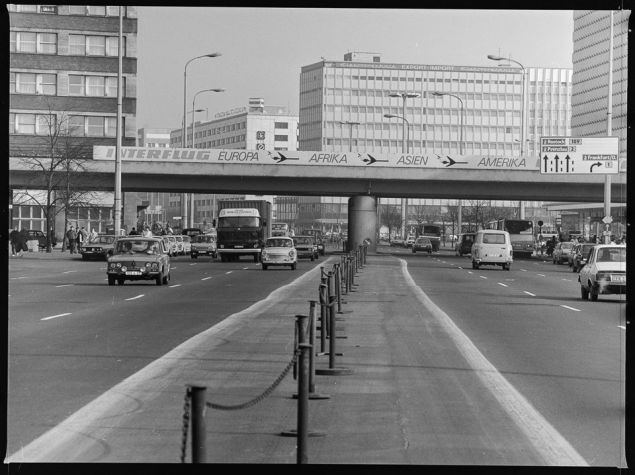 Interflug Werbung auf der Brücke der Stadtbahn über die Karl-Liebknecht-Straße in Berlin-Mitte, 1980er Jahre