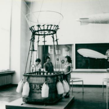 3 Frauen stehen am Ballonkorb Plauen um 1970/72