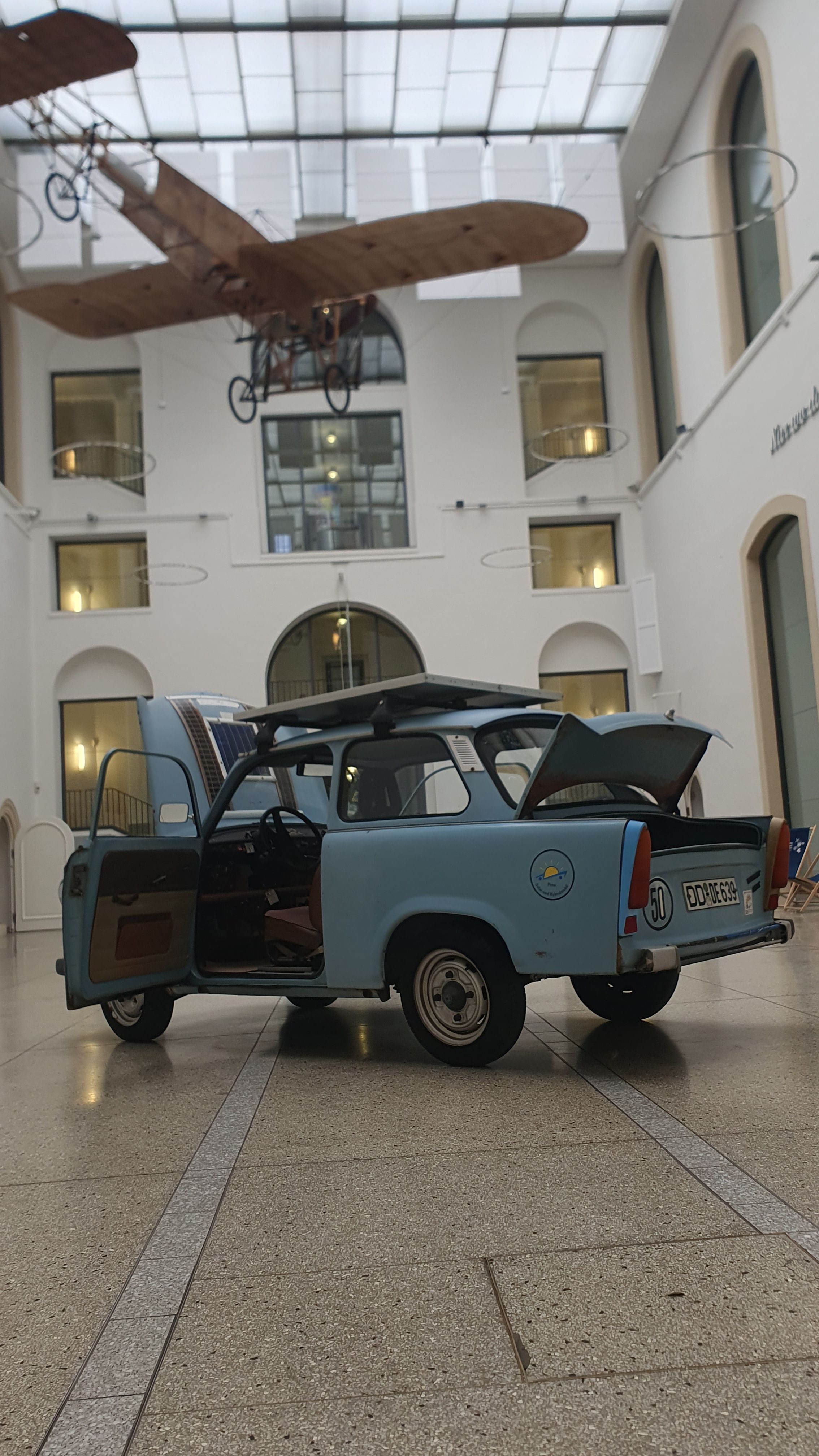 Der blaue Elektro-Trabant im Lichthof des Verkehrsmuseums.