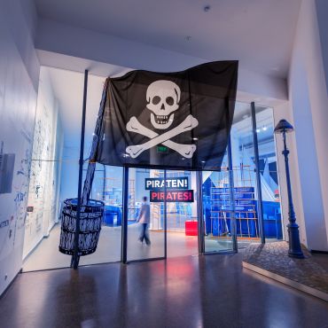 Große Glastür, darüber hängt eine Piratenflagge