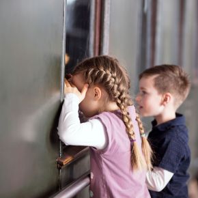 Kinder schauen in Eisenbahnwaggon