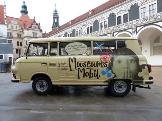 Das Museumsmobil ein Barkas B1000 in beige steht im Stallhof in Dresden