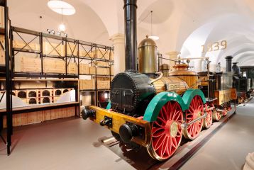 Die Dampflokomotive Saxonia mit roten Rädern in der Ausstellung Schienenverkehr