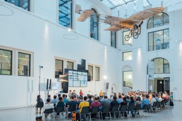 Blick in den Raum zum Podiumsgespräch Forum Mobilität Dresden
