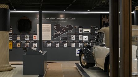 Blick auf Ausstellungswand mit Überschrift "Sächsische Fahrzeughersteller"
