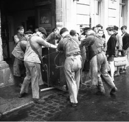 Chaisenträger transportieren Exponat oder Einrichtungsobjekt in das Verkehrsmuseum Dresden um 1956