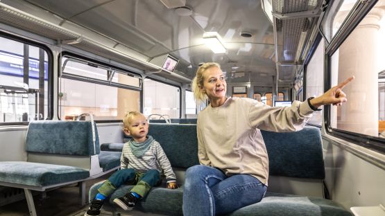 Mutter und kleiner Junge schauen aus dem Fenster in der Ferkeltaxe