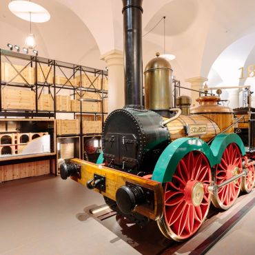Die Dampflokomotive Saxonia mit roten Rädern in der Ausstellung Schienenverkehr