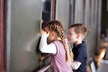 Kinder schauen in Eisenbahnwaggon