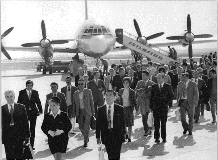 Fluggäste zur Leipziger Herbstmesse 1971 mit einer IL 18 aus Belgrad gekommen
