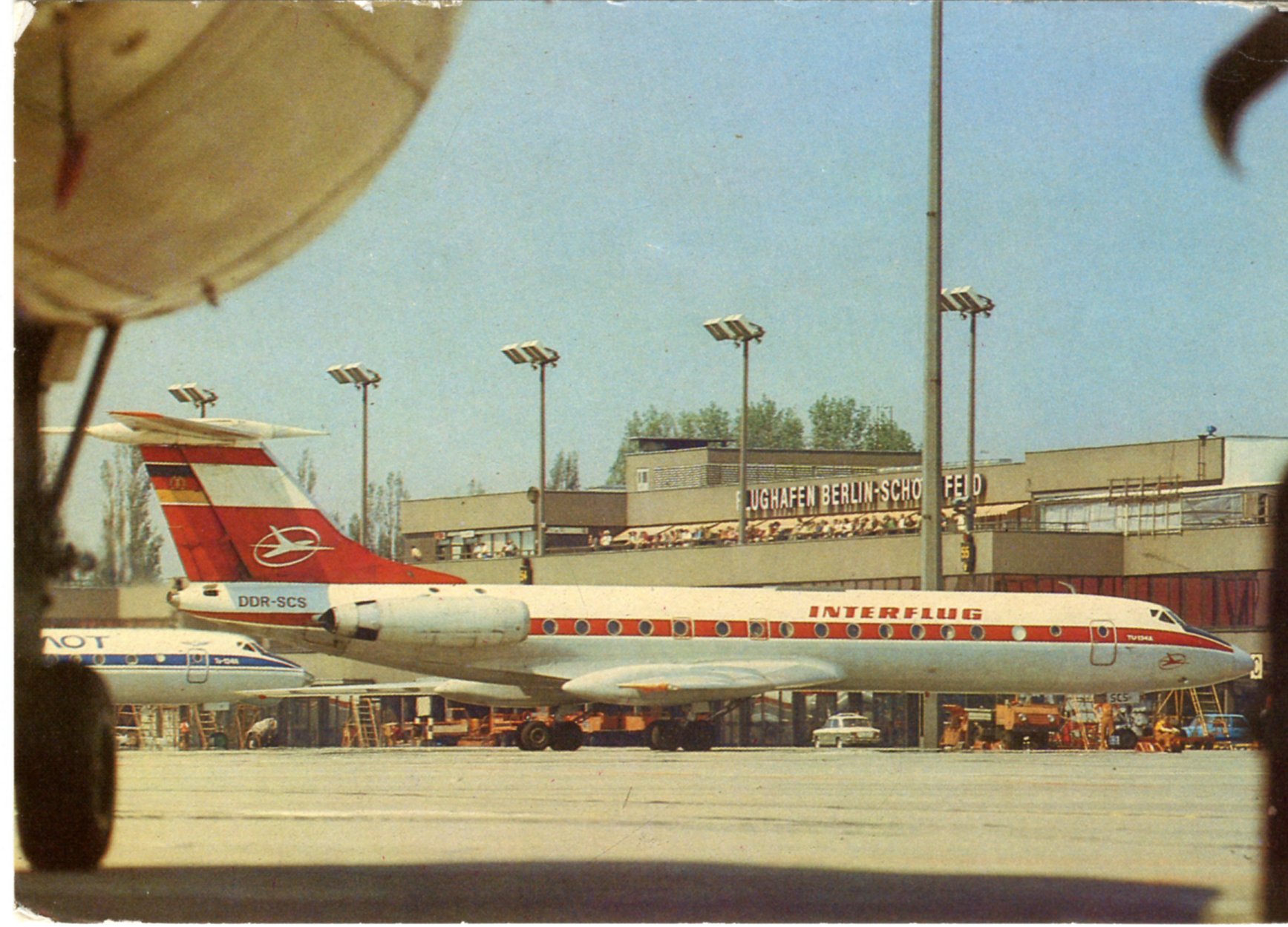 Flughafen Berlin Schönefeld mit DDR-SCS Tu134a und einer Aeroflot Maschine