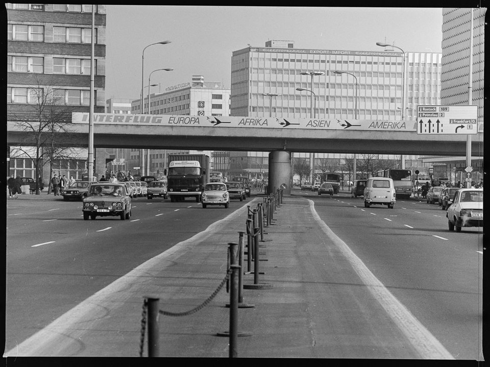 Interflug Werbung auf der Brücke der Stadtbahn über die Karl-Liebknecht-Straße in Berlin-Mitte, 1980er Jahre