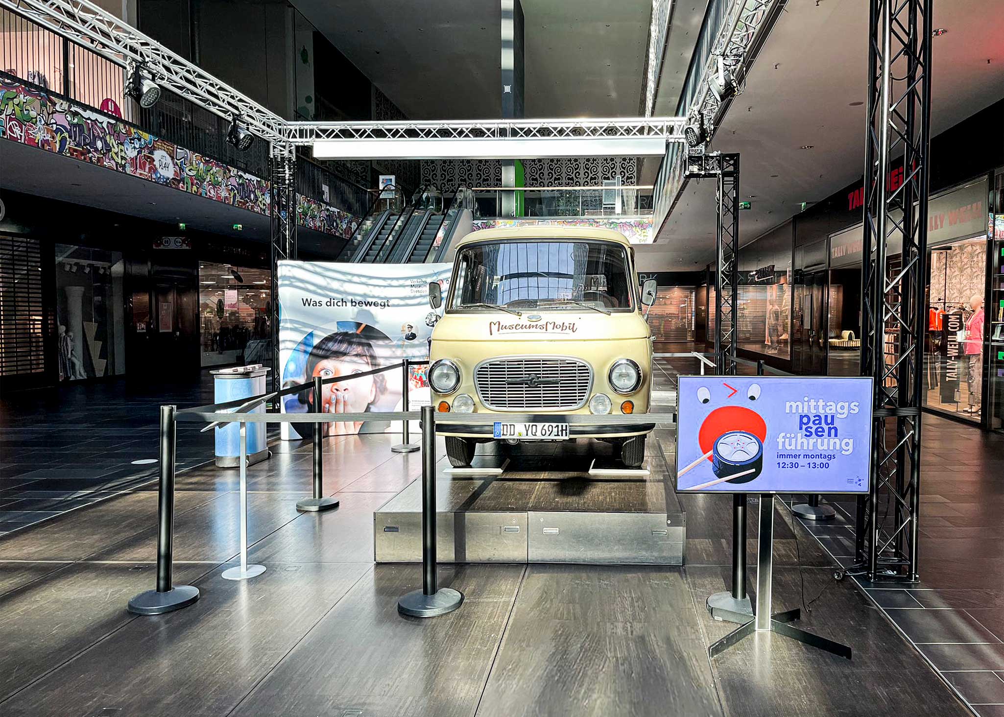 Ausstellung des Barkas B100 Museumsmobil mit dem Werbemotiv für die Mittagspausenführung in der Centrum Galerie Dresden