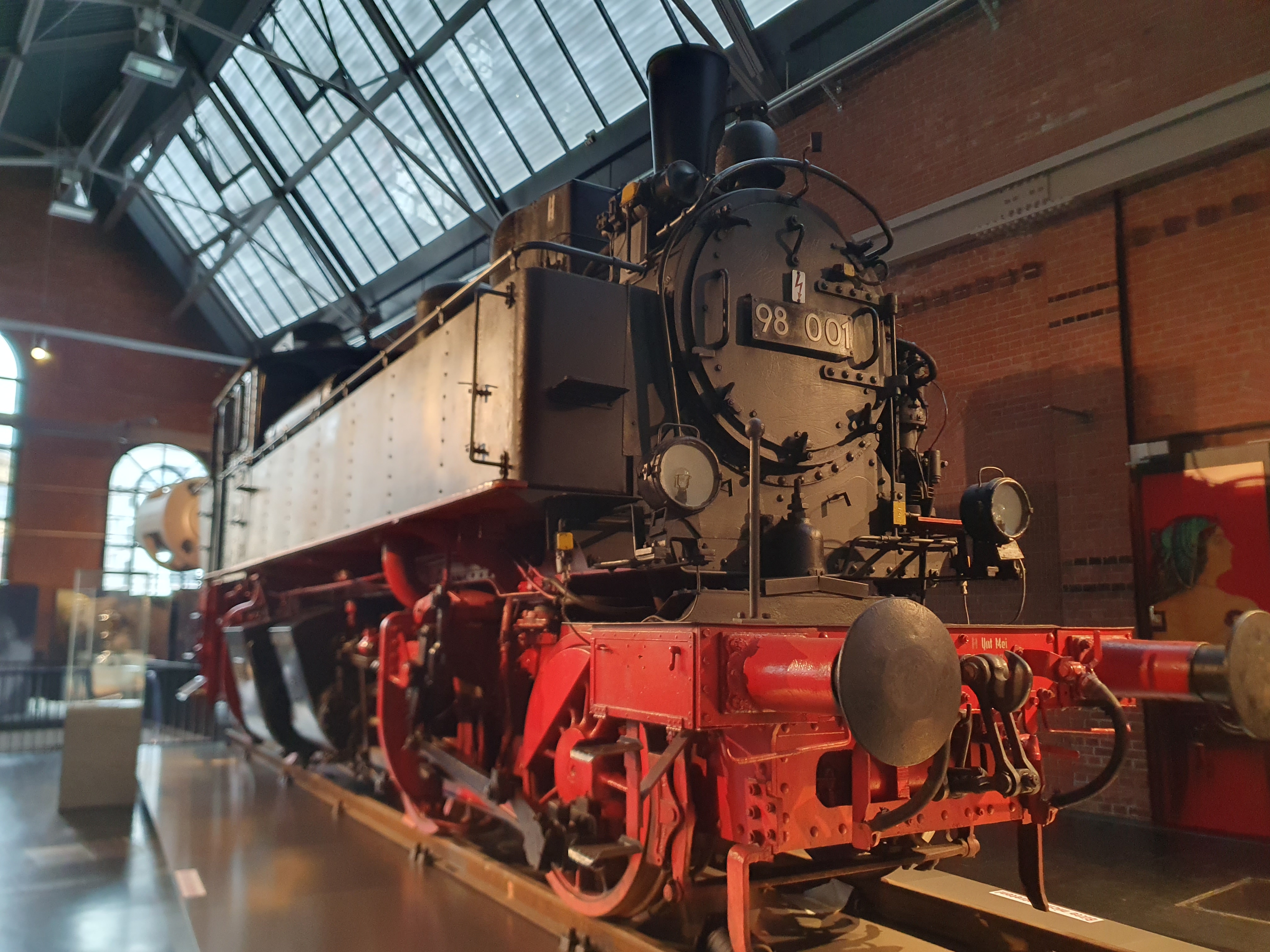 Die Dampflok 98 001 des Verkehrsmuseums Dresden ausgestellt im Industriemuseum Chemnitz