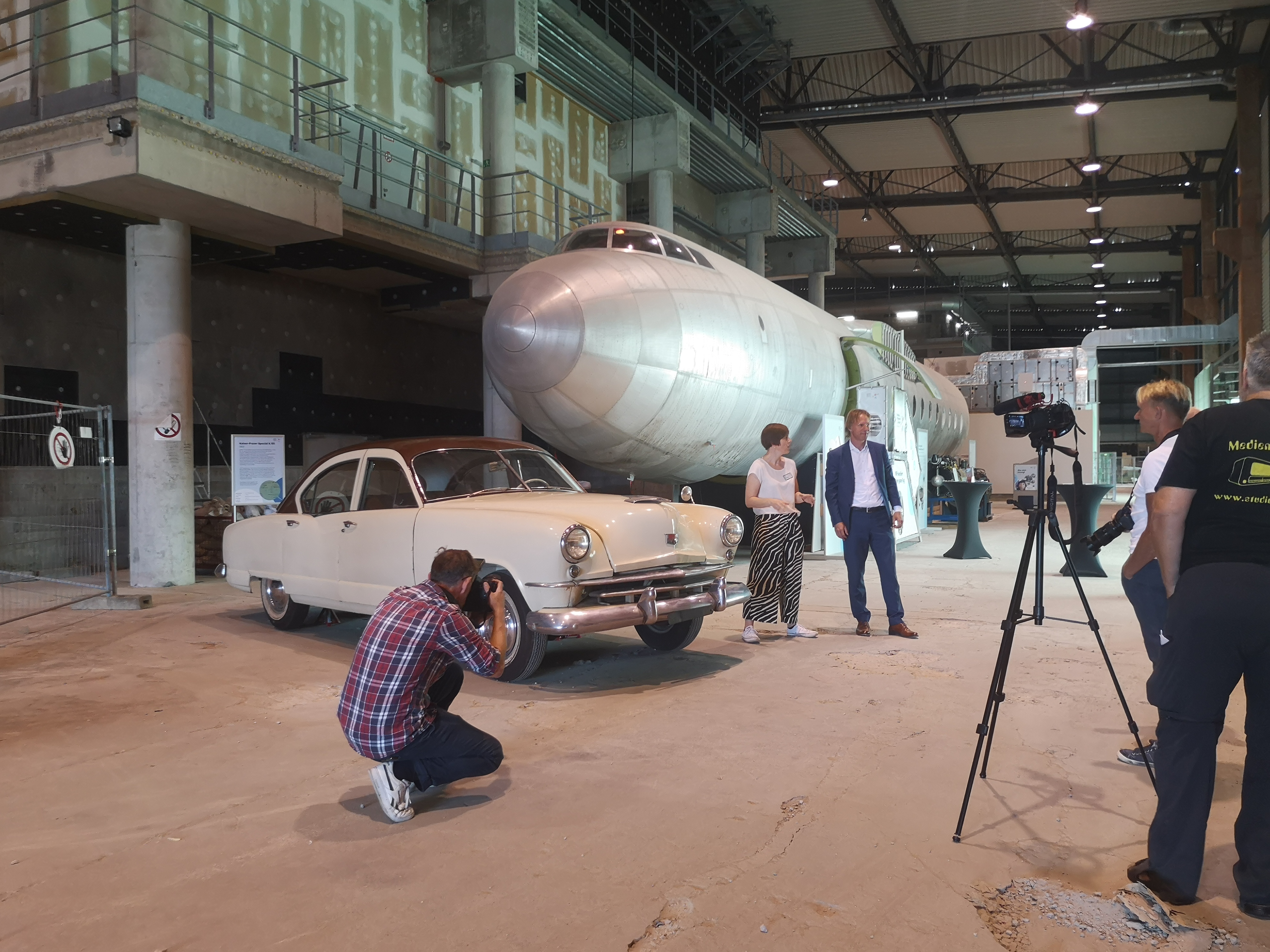 Pressetermin am Flughafen Dresden zur Enthüllung des Kaiser Frazer mit Journalisten mit Kamera und Stativ