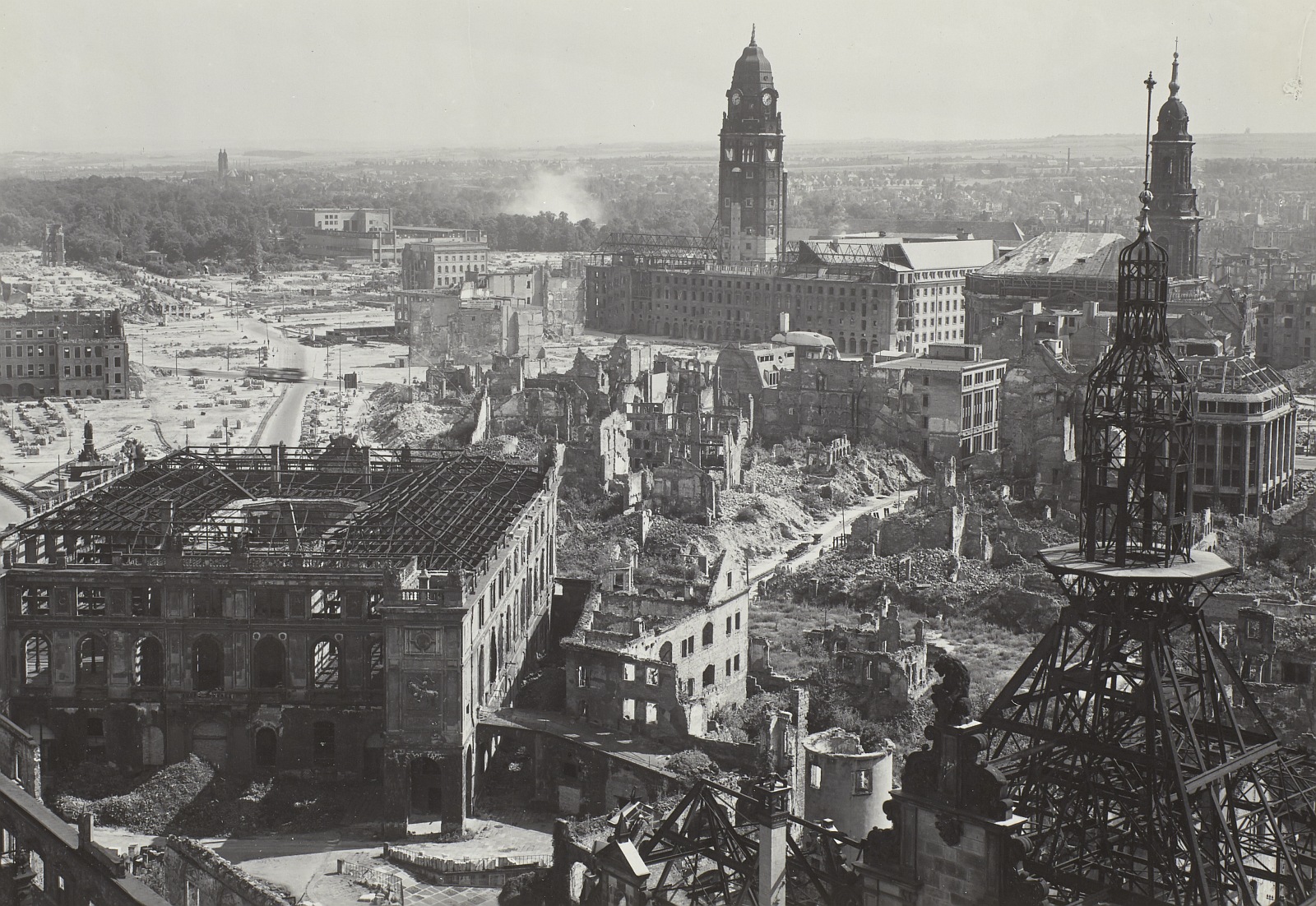 Blick vom Turm der Katholischen Hofkirche auf zerstörtes Johanneum