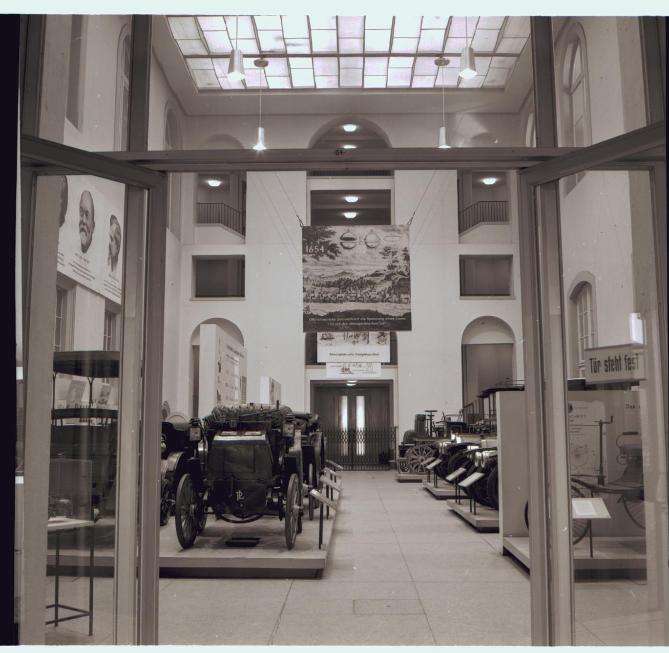 Ausstellung Historische Kraftfahrzeuge im Lichthof 1969