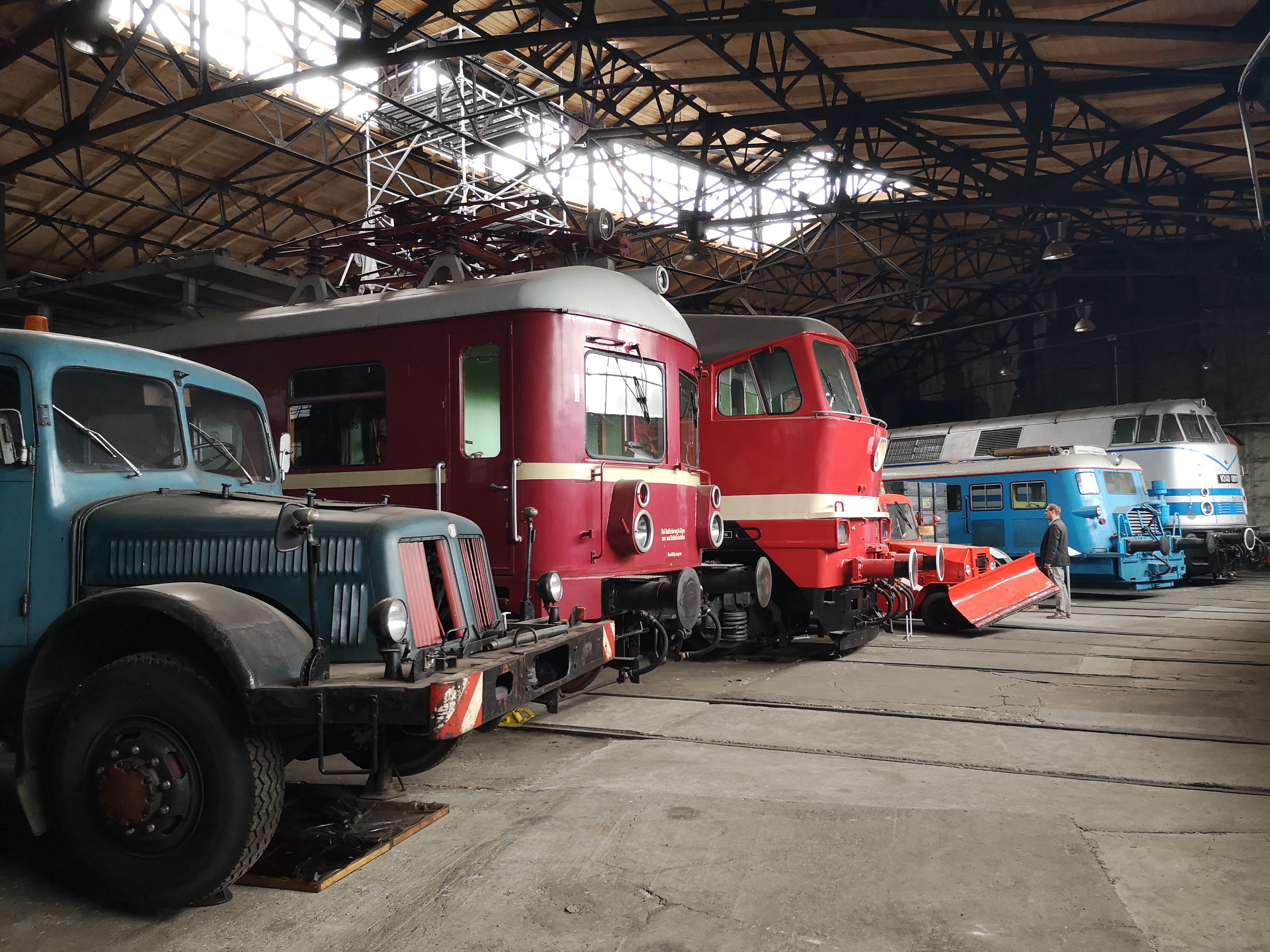 rote und blaue Dieselloks im Depot