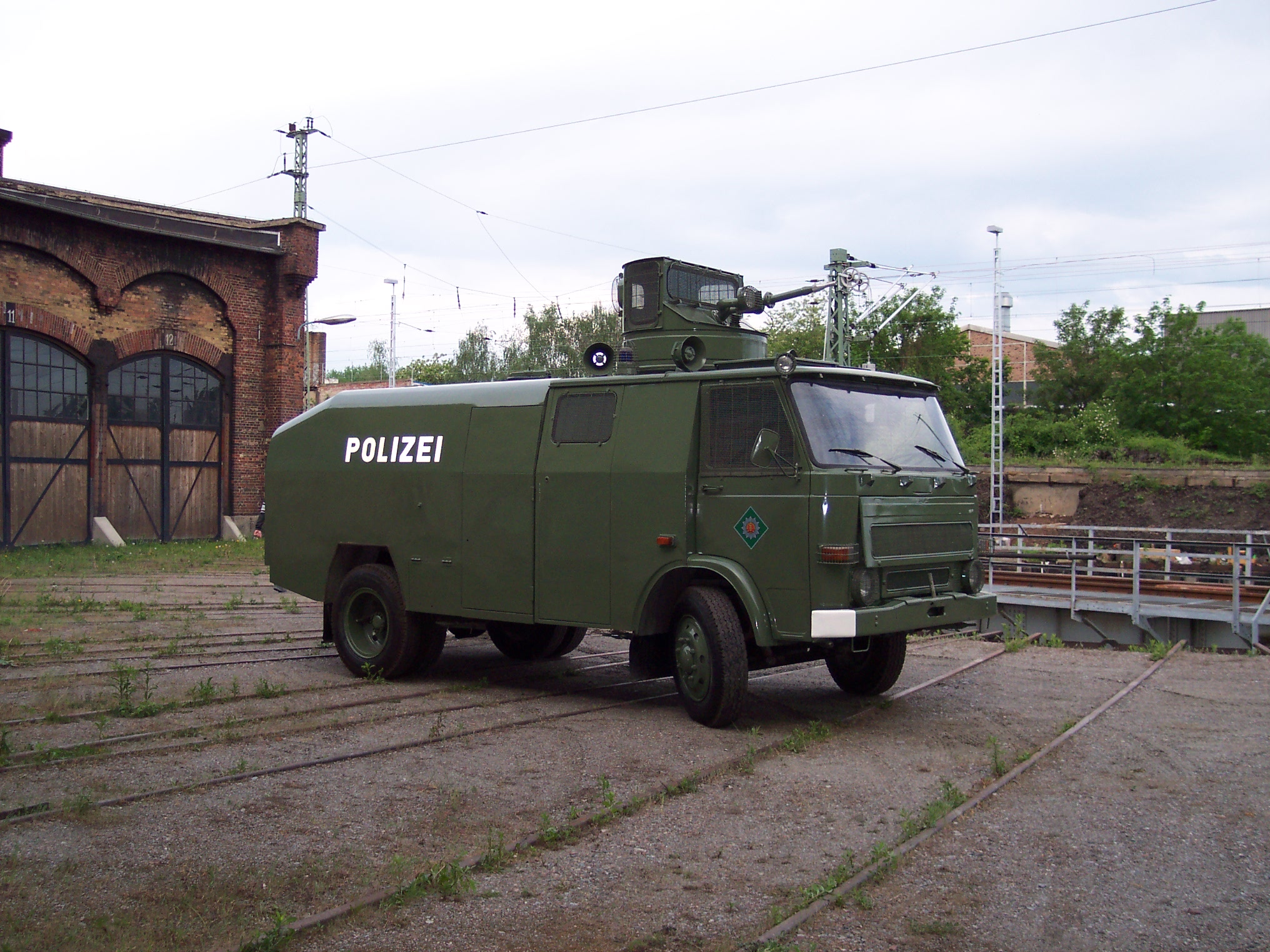 grüner Wasserwerfer der Polizei