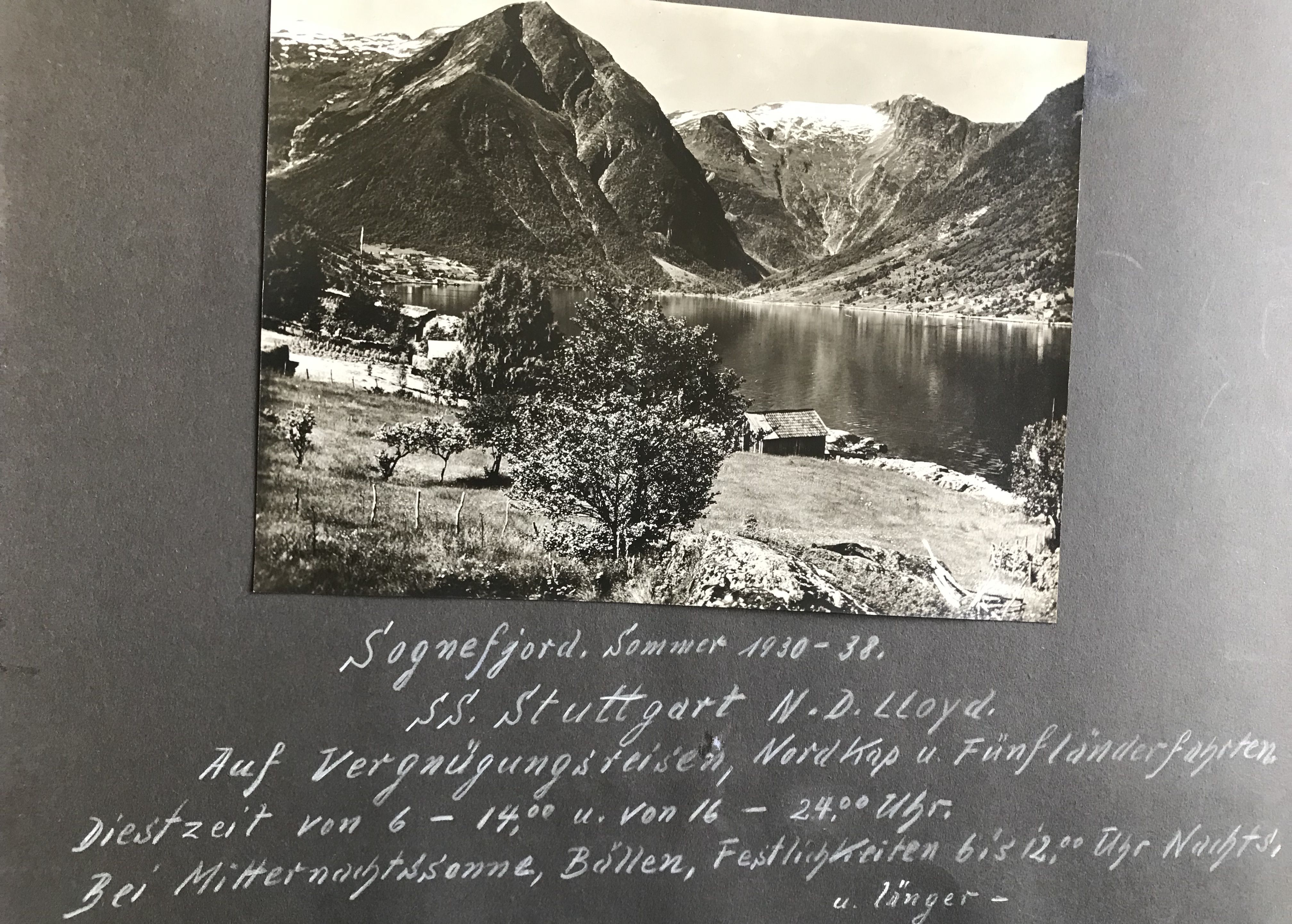 schwarz-weiß Foto des Sognefjords in einem Fotoalbum