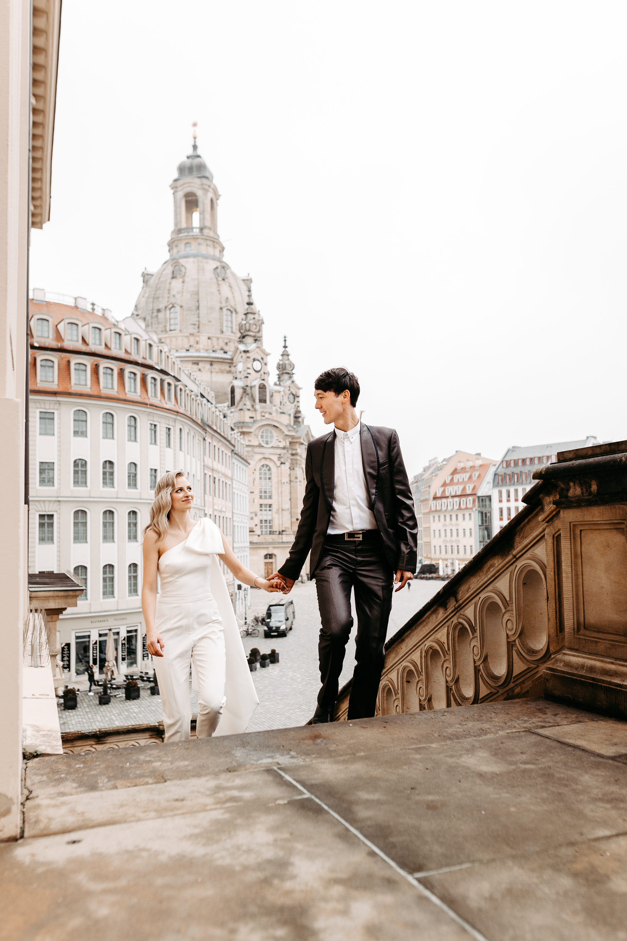 Paar auf der Englischen Treppe mit der Frauenkirche Dresden im Hintergrund